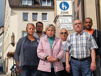 Josef Hahn (Zweiter von rechts) und seine Nachbarn machen auf die erhöhte Belastung aufmerksam, die Anwohner seit der Freigabe der Fußgängerzone für den Verkehr zu spüren bekommen. Foto: Ulrike Müller