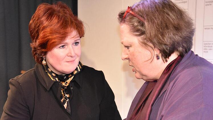 Christina Flauder (links) im Gespräch mit Marsha Cox.  Foto: Uschi Prawitz