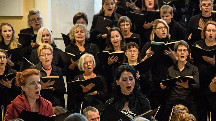 Großen Eindruck bei den zahlreichen Zuhörern in der Morizkirche hinterließ die Aufführung von Antonin Dvoráks "Stabat Mater" durch den Coburger Bachchor.Foto: Jochen Berger