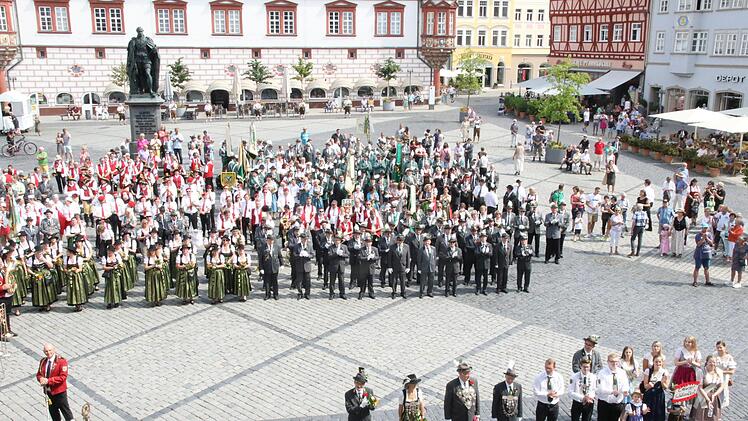 Die Schützen sind angetretenWolfgang Desombre