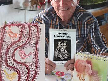 Dieter Gropp mit einer Klöppelarbeit  "Vogelsang" seiner Frau (auch im Buch) und  den "Geklöppelten Weisheiten" in BuchformJohanna Blum