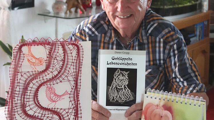 Dieter Gropp mit einer Klöppelarbeit  "Vogelsang" seiner Frau (auch im Buch) und  den "Geklöppelten Weisheiten" in BuchformJohanna Blum