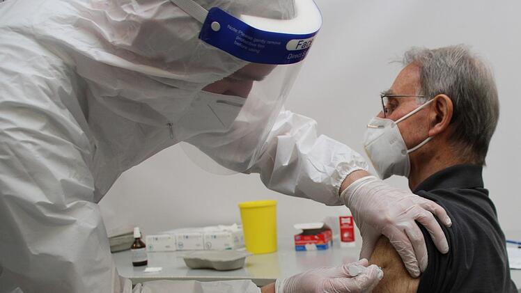 Der frühere Chefarzt am Klinikum Kulmbach, Johann Hunger, war der erste Mann im Landkreis Kulmbach, der gegen das Corona-Virus geimpft wurde. Foto: Jürgen Gärtner