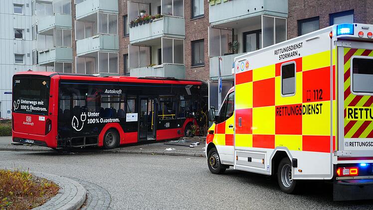 Schulbus mit 20 Kindern f&auml;hrt in Hauswand