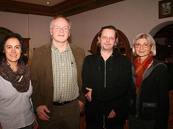 Ayfer Fuchs (Landtagskandidatin Kreis Schweinfurt) Hans Plate, Heiner Schmidt (Sprecher Kreis Kitzingen) und  Dr. Roswitha Ziegler (Sprecherin Kreis Schweinfurt).  Foto: amo