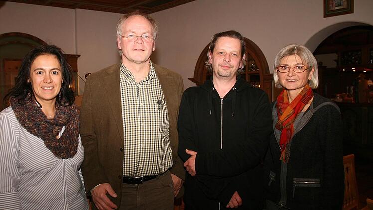 Ayfer Fuchs (Landtagskandidatin Kreis Schweinfurt) Hans Plate, Heiner Schmidt (Sprecher Kreis Kitzingen) und  Dr. Roswitha Ziegler (Sprecherin Kreis Schweinfurt).  Foto: amo