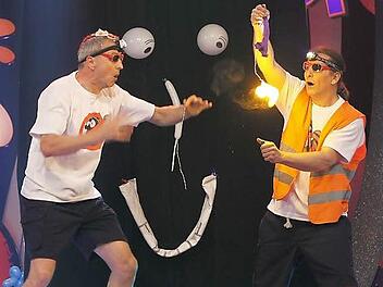 "Die Verrückten" Manfred Stark (links) und Michael Petermann aus Trabelsdorf belegten beim Wettbewerb "Franken sucht den Supernarren" den dritten Platz mit ihrer Chaos-Show. Foto: BR/Foto Sessner