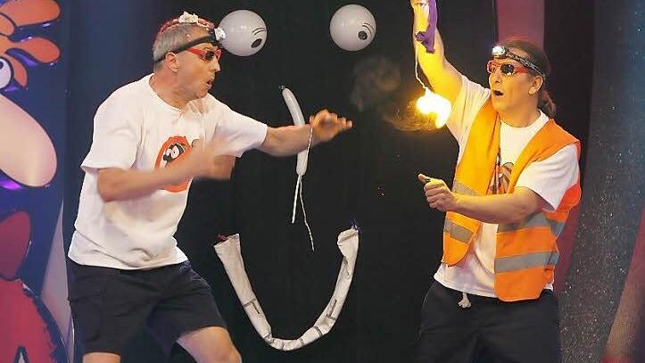 "Die Verrückten" Manfred Stark (links) und Michael Petermann aus Trabelsdorf belegten beim Wettbewerb "Franken sucht den Supernarren" den dritten Platz mit ihrer Chaos-Show. Foto: BR/Foto Sessner