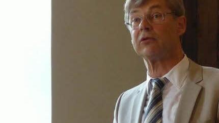 Der Künstlerische Leiter von "Live Music Now" Franken, Professor Jochen Müller-Brincken von der Hochschule für Musik Würzburg, moderiert das Benefizkonzert 2013 in Schloss Burgpreppach.