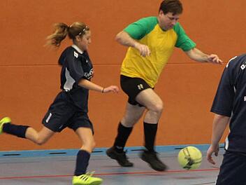 Landrat Hermann Ulm (am Ball) beim Promispiel gegen die Damenmannschaft der DJK Schnaid/Rothensand.  Foto: Erlwein