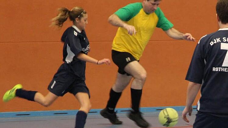 Landrat Hermann Ulm (am Ball) beim Promispiel gegen die Damenmannschaft der DJK Schnaid/Rothensand.  Foto: Erlwein