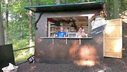 Jetzt fest im Kellerwald: Die Weinbude der Feuerwehr.