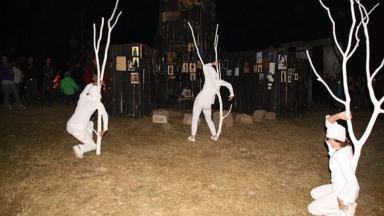 Sonnwend-Aktion in Niederlauer mit Jimmy Fell und Performance. Foto: Paul Ziegler