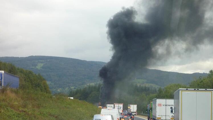 Die A 7 musste in Fahrtrichtung Würzburg zunächst komplett gesperrt werden, sodass sich ein Rückstau von bis zu acht Kilometern bildete. Foto: Michael Krug