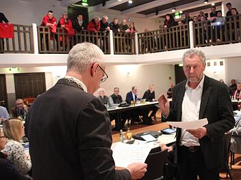 Bürgermeister Günther Werner (links) nahm dem neuen Stadtrat Klaus Hammelbacher den Eid ab.  Klaus Schmitt