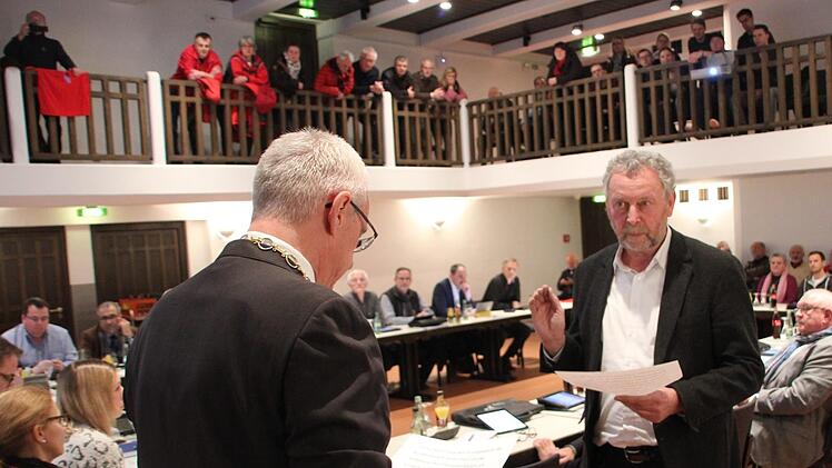 Bürgermeister Günther Werner (links) nahm dem neuen Stadtrat Klaus Hammelbacher den Eid ab.  Klaus Schmitt