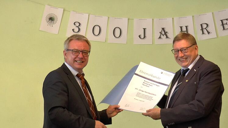 Frank Weht von der Handwerkskammer überreichte Michael Bayer eine Ehrenurkunde.Christian Licha