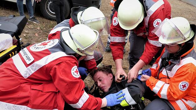 ,Aufregung herrschte, als ein angeblich bewusstloser Feuerwehrmann geborgen wurde. Fotos: Werner Reißaus