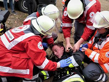 ,Aufregung herrschte, als ein angeblich bewusstloser Feuerwehrmann geborgen wurde. Fotos: Werner Reißaus