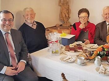 Beim Kaffeekränzchen vereint (von links): Bürgermeister Söder, das Jubelpaar und stellvertretender Landrat Pfister Foto: p