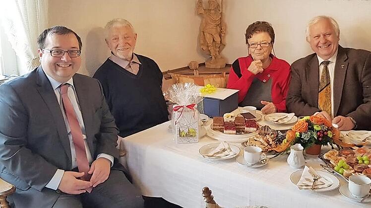 Beim Kaffeekränzchen vereint (von links): Bürgermeister Söder, das Jubelpaar und stellvertretender Landrat Pfister Foto: p