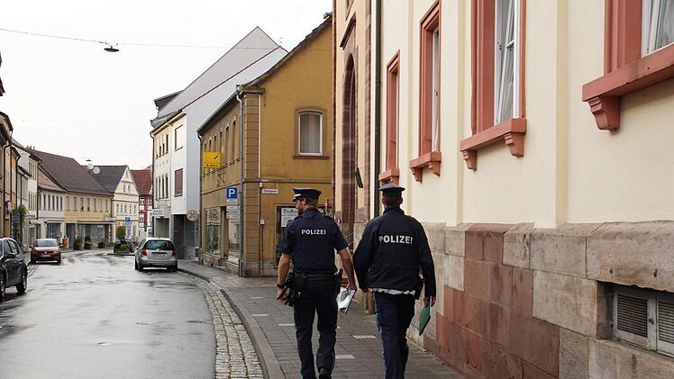 Polizisten unterwegs in der BahnhofstraßeFoto: Arkadius Guzy