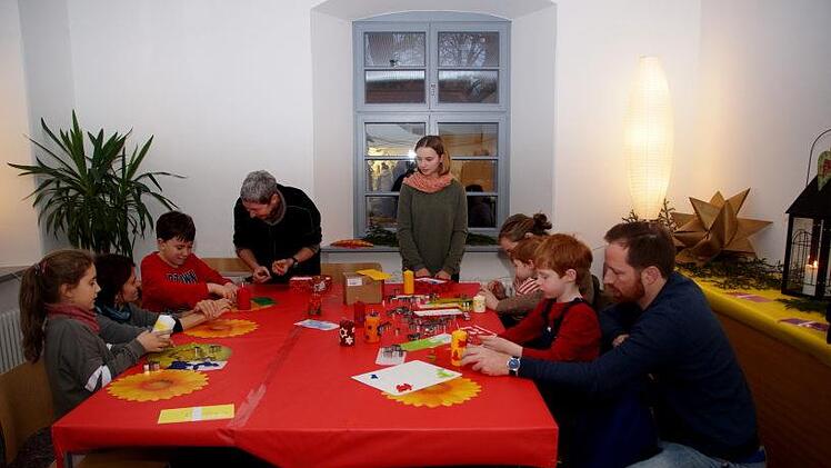 Kinder k&ouml;nnen zusammen mit ihren Eltern Kerzen basteln. Foto: Joseph Beck