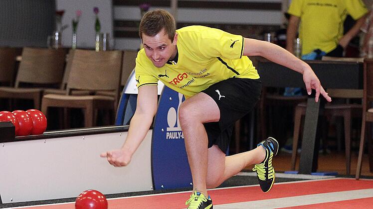 Julian Hess ist bekannt für seine "scharfe Kugel".  Mit über 40 Stundenkilometer feuert der Neustadter Neuzugang aus Staffelstein das Spielgerät auf die Kegel ab. sportpress