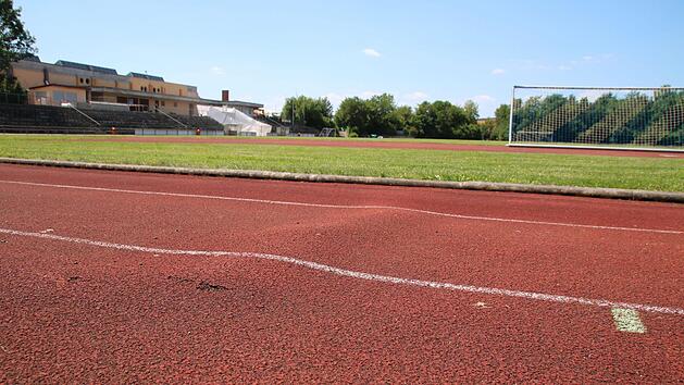 Vorsicht Stolperfalle: Die Tartanbahn im im Münnerstädter Sportzentrum ist in einem mittlerweile gefährlichen Zustand. Vielleicht ist bald Abhilfe in Sicht. Foto: Thomas Malz