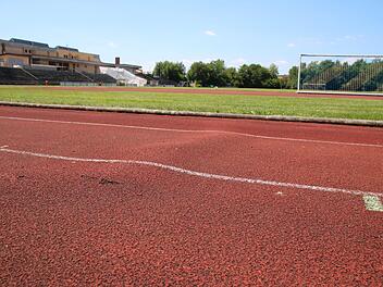 Vorsicht Stolperfalle: Die Tartanbahn im im Münnerstädter Sportzentrum ist in einem mittlerweile gefährlichen Zustand. Vielleicht ist bald Abhilfe in Sicht. Foto: Thomas Malz