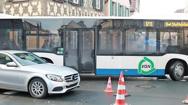 Der aus der Horsdorfer Straße in die Kreuzung einfahrende Mercedes touchierte den Jeep, so dass dieser auf die Seite kippte. Die Kreuzung war rund eine Stunde gesperrt. Fotos: Matthias Einwag