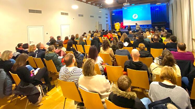 Burgebrach: "Das Handy, mein Kind und ich" - Jugendarbeit kl&auml;rte &uuml;ber digitale Medien auf