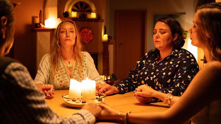 Reela Linnewevers (Katharina Heyer, links) h&auml;lt regelm&auml;&szlig;ig S&eacute;ancen ab, an denen auch der ermordete Dr. Momsen teilnahm, um mit seiner verstorbenen Frau in Kontakt zu treten. Das m&ouml;chte sich Melanie Harms (Tina Pfurr, zweite von rechts) einmal genauer ansehen.