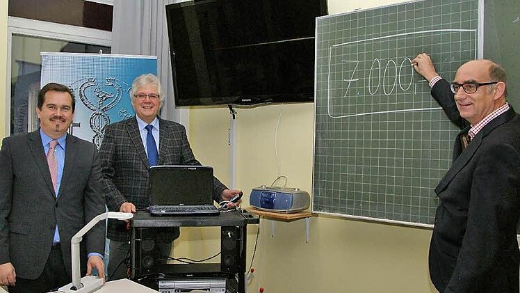 Ingo Schneider, Mitarbeiter der Schulleitung, Schulleiter Helmut Schreiner und Manfred Gerlach, Vorsitzender der Freunde des Frobenius-Gymnasiums, zeigen beispielhaft, welche Geräte die Schule schon hat.   Foto: Arkadius Guzy