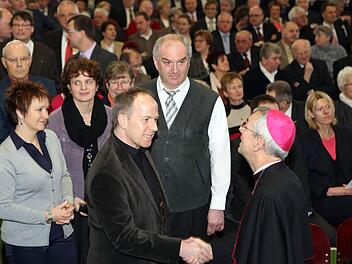 Rund 800 Gäste aus der gesamten Erzdiözese Bamberg waren am Samstag zum Neujahrsempfang des Erzbischofs nach Bad Staffelstein gekommen. Erzbischof Ludwig Schick begrüßte sie alle einzeln und wechselte Worte der Begrüßung mit ihnen. Fotos: Matthias Hoch