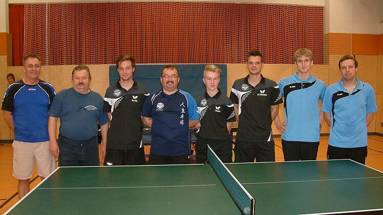 Sieger in der mit 15 Teilnehmern besetzten D-Klasse wurde Stefan Wolf von der SG Neuses (links). Rechts daneben die Nächstplatzierten: Georg Stasiek, Maximilian Kolb, Udo Trebes, Nico Trebes, Stefan Föhrweiser, Vizemeister Felix Hammerschmidt und Sven Krautwurst.