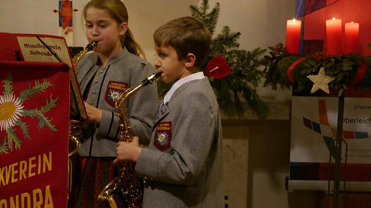Die jungen Bläser Marisa Morper und Hannes Schuhmann von der Trachtenkapelle. Foto: Oswald Türbl
