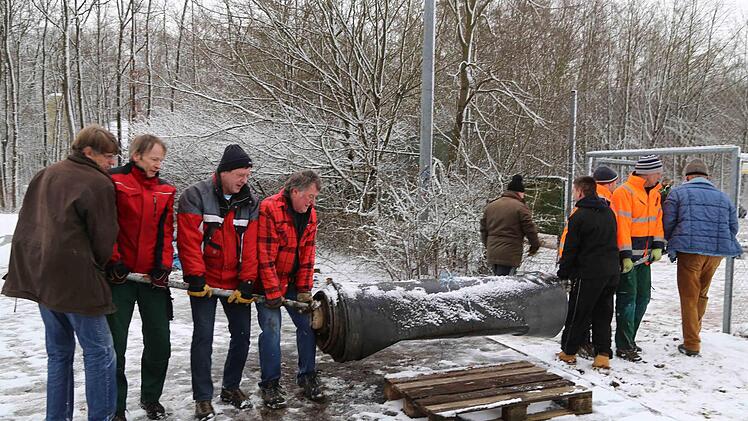 Erst wird der Rahmen mit Holz gelegt... Foto: Franz Galster