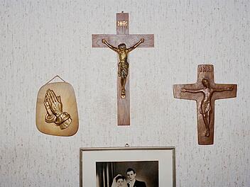 Die Momentaufnahmen von Christian Werner, die aus dem Leben von Herrn und Frau B. erzählen, bilden gleichzeitig ein Stück Wohnkultur und Lebensart der BRD ab. Fotonachweis: Christian Werner / Kunstpalais Erlangen.