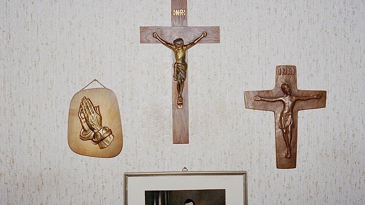 Die Momentaufnahmen von Christian Werner, die aus dem Leben von Herrn und Frau B. erzählen, bilden gleichzeitig ein Stück Wohnkultur und Lebensart der BRD ab. Fotonachweis: Christian Werner / Kunstpalais Erlangen.