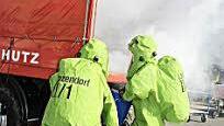 Beim Umgang mit Gefahrstoffen ist höchste Vorsicht geboten.