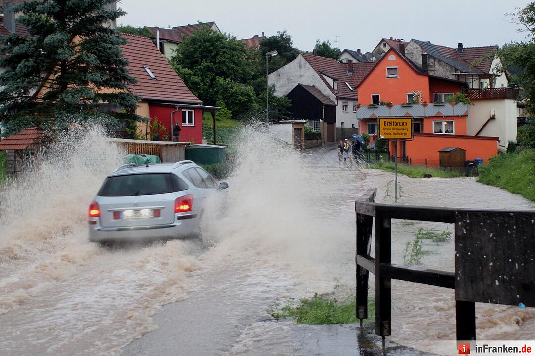 Die Kanäle und der Köhlersgrundbach konnten das Wasser nicht mehr fassen und versperrten Ortsstraße.gg