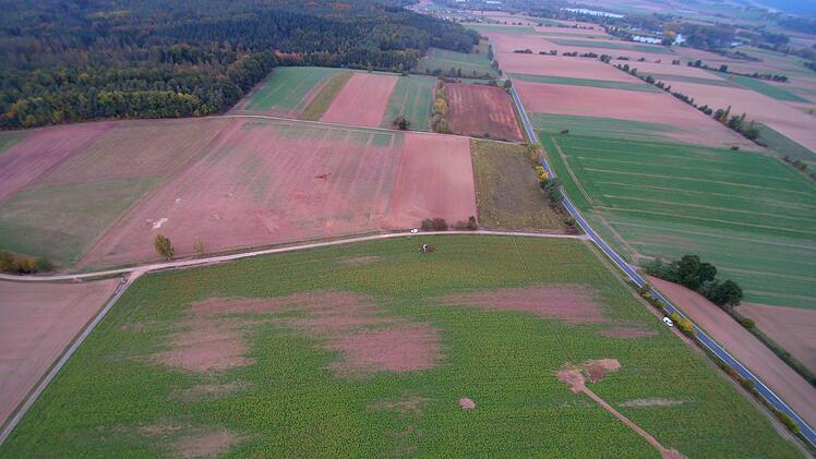 Die Suche nach Munitionsresten hat gewaltige Spuren auf den landwirtschaftlichen Flächen hinterlassen. Foto: Uli Amon