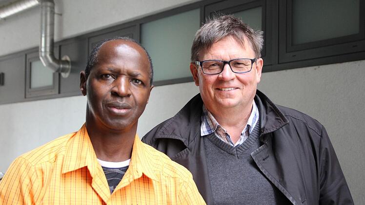 Direktere Hilfe als die, die Pfarrer Fritz Schäfer (rechts) und Soungalo Magassa für dessen Heimatregion in Mali auf die Beine stellen, gibt es wohl kaum.  Foto: Christian Bauriedel