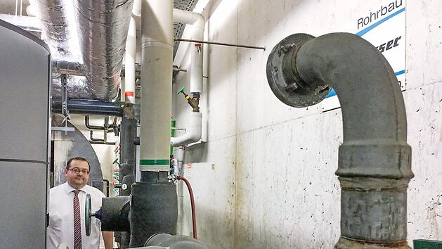 Verbl&uuml;ffter B&uuml;rgermeister: Von dieser Muffe am Pumpenrohr (rechts) ging der Schlauch ab. Foto: A. Schreiber