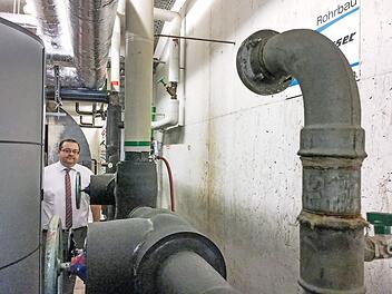Verblüffter Bürgermeister: Von dieser Muffe am Pumpenrohr (rechts) ging der Schlauch ab. Foto: A. Schreiber