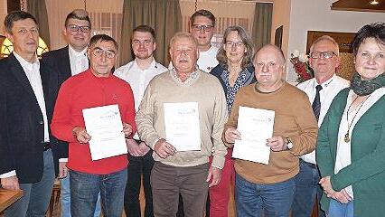 Der neue Vorstand der Wasserwacht mit den Geehrten; unser Bild zeigt (von links) Hans J&uuml;rgen Sack, Philip Rie&szlig;, Elmar Feulner, Rene Klatt, Klaus N&uuml;ssel, Simon Friedrich, Antje R&ouml;del, Stefan H&uuml;bner, Dieter Schwandner und Monika M&uuml;ller.