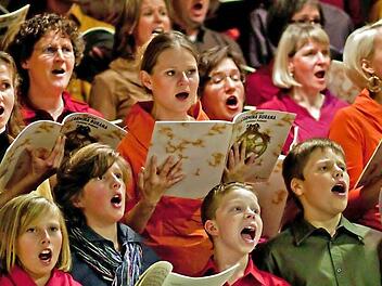 Der Chor "Unerhört" und der Theater- und Konzertkinderchor faszinierten das Publikum mit Orffs "Carmina Burana". Fotos: Jochen BergerDer Chor "Unerhört" und der Theater- und Konzertkinderchor faszinierten das Publikum mit Orffs "Carmina Burana". Fotos: Jochen Berger