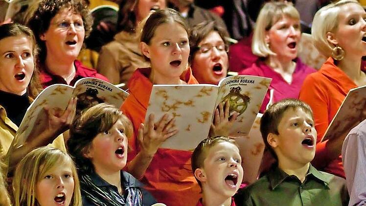 Der Chor "Unerhört" und der Theater- und Konzertkinderchor faszinierten das Publikum mit Orffs "Carmina Burana". Fotos: Jochen BergerDer Chor "Unerhört" und der Theater- und Konzertkinderchor faszinierten das Publikum mit Orffs "Carmina Burana". Fotos: Jochen Berger