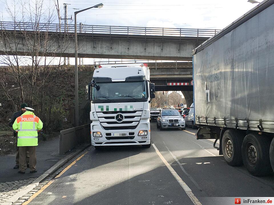 Lkw bleibt unter Brücke in Nürnberg hängen